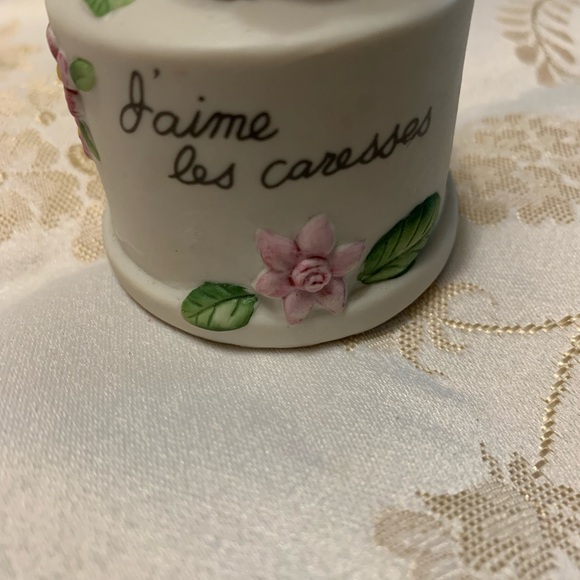 Cute Kitty Figurine on Pedestal w flowers - Picture 5 of 10